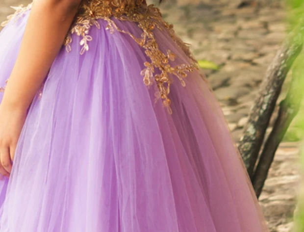 Detalle del vestido de una quinceañera