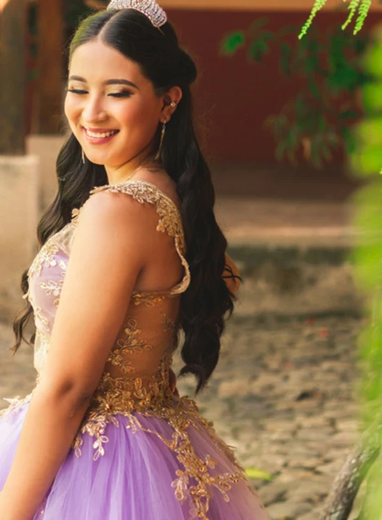 Detalle editorial del rostro de una quinceañera